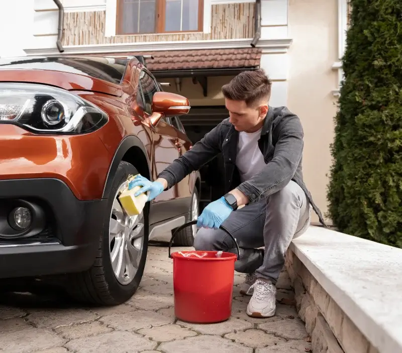 Lavage auto à domicile Le Monêtier-les-Bains : professionnel intervenant sur un véhicule